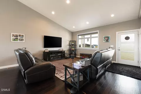 2471 Eugene Dr N, Mandan, ND 58554 photo 8