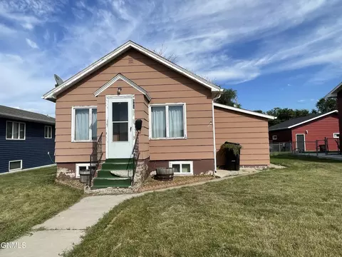 912 8th Ave W, Williston, ND 58801 photo 1