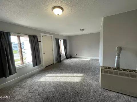 912 8th Ave W, Williston, ND 58801 photo 2