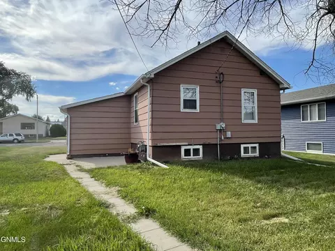 912 8th Ave W, Williston, ND 58801 photo 12