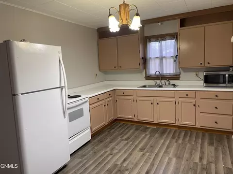 912 8th Ave W, Williston, ND 58801 photo 3