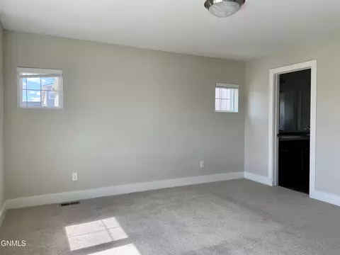 2703 30th St W, Williston, ND 58801 photo 6
