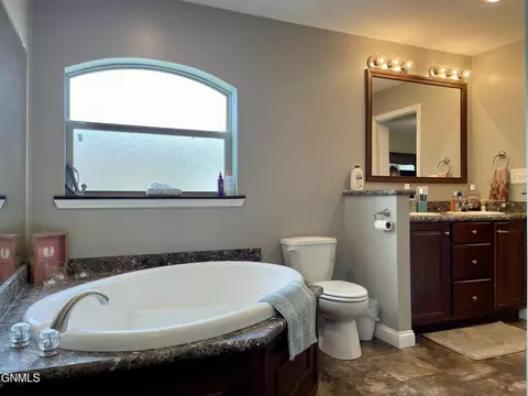 5465 Nicholas Ave NW, Williston, ND 58801 photo 9