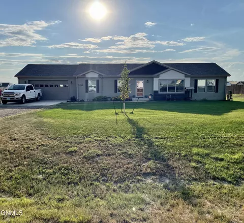 5465 Nicholas Ave NW, Williston, ND 58801 photo 1
