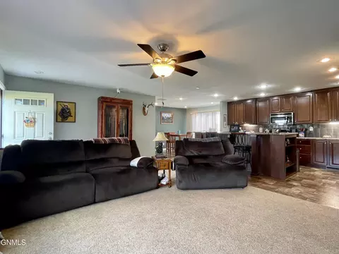 5465 Nicholas Ave NW, Williston, ND 58801 photo 3