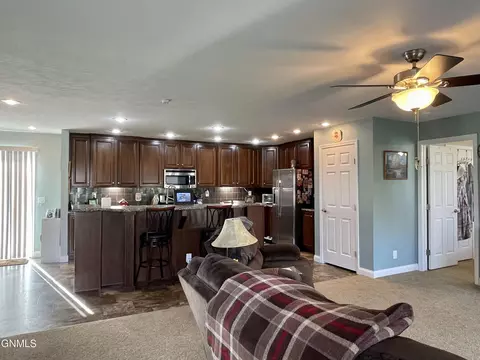 5465 Nicholas Ave NW, Williston, ND 58801 photo 2