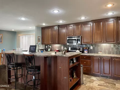 5465 Nicholas Ave NW, Williston, ND 58801 photo 4