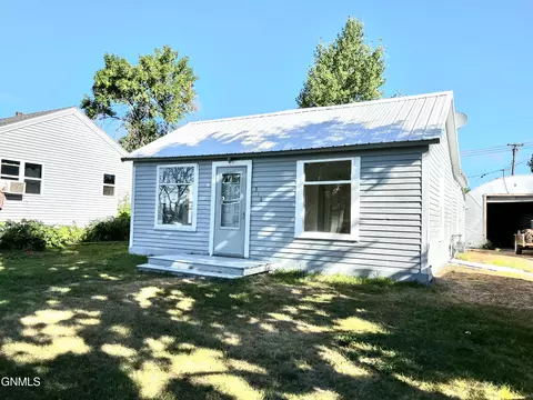 316 3rd Ave W, Ray, ND 58849