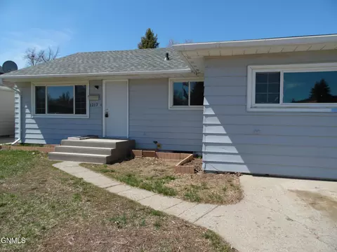 1217 1st Ave E, Williston, ND 58801 photo 2