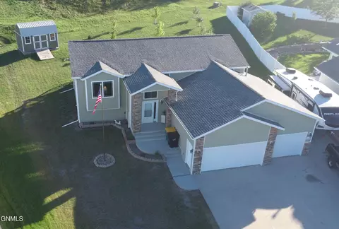 1118 Horseman Loop, Bismarck, ND 58501 photo 2