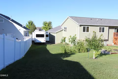 1118 Horseman Loop, Bismarck, ND 58501 photo 13