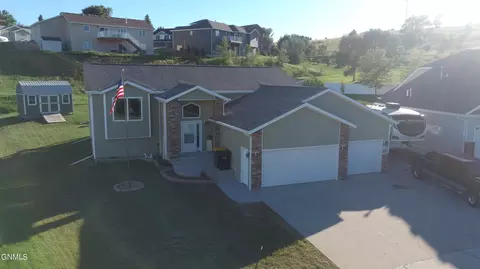1118 Horseman Loop, Bismarck, ND 58501 photo 1