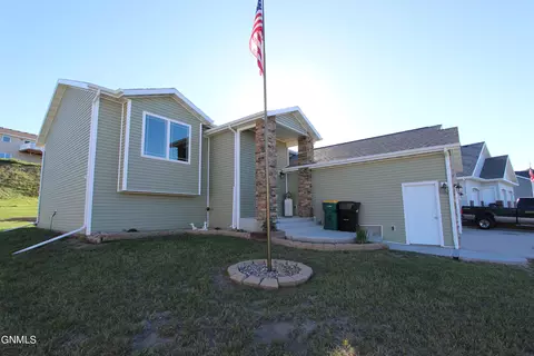 1118 Horseman Loop, Bismarck, ND 58501 photo 9