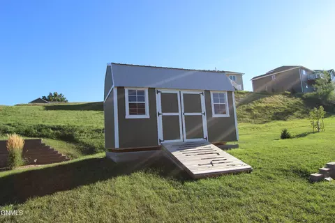 1118 Horseman Loop, Bismarck, ND 58501 photo 4
