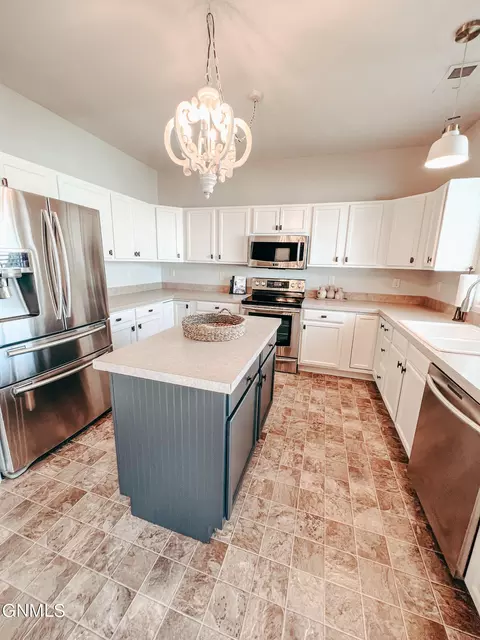 2517 29th Ave W, Williston, ND 58801 photo 9