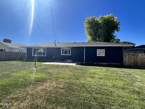 1522 5th Ave W, Williston, ND 58801 photo 3