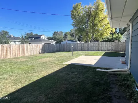 1522 5th Ave W, Williston, ND 58801 photo 5