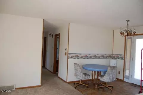 318 12th Ave SW, Sidney, MT 59270 photo 3