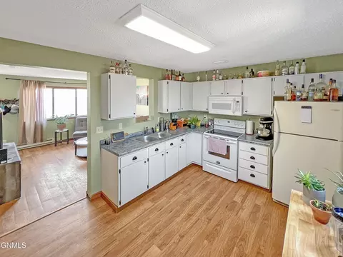 2703 19th Ave W, Williston, ND 58801 photo 11