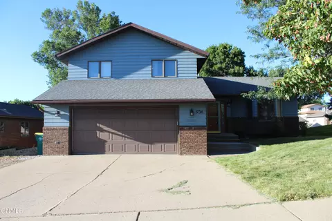 936 Capitol Ave E, Bismarck, ND 58501 photo 1
