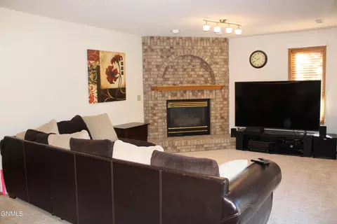 936 Capitol Ave E, Bismarck, ND 58501 photo 6