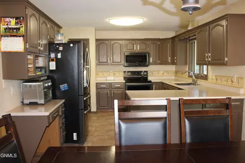 936 Capitol Ave E, Bismarck, ND 58501 photo 3