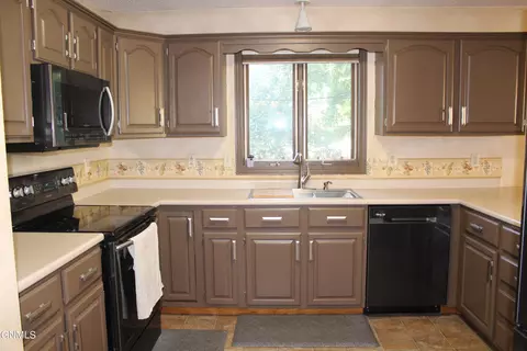 936 Capitol Ave E, Bismarck, ND 58501 photo 2
