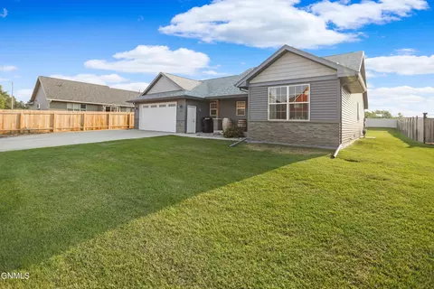 3330 3rd Ave E, Williston, ND 58801 photo 2