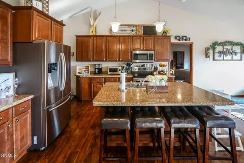 3330 3rd Ave E, Williston, ND 58801 photo 13