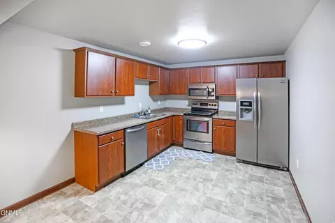 3330 3rd Ave E, Williston, ND 58801 photo 31