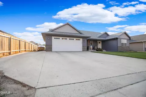 3330 3rd Ave E, Williston, ND 58801 photo 4