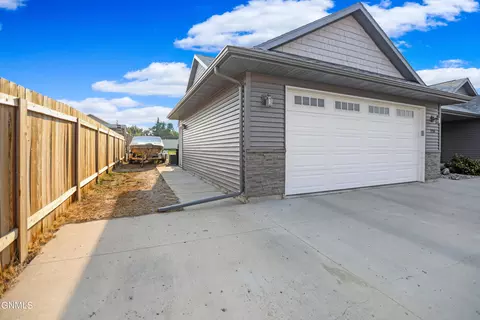 3330 3rd Ave E, Williston, ND 58801 photo 5