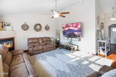 3330 3rd Ave E, Williston, ND 58801 photo 6