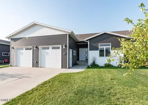711 Calvert Dr, Bismarck, ND 58503 photo 2