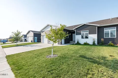 711 Calvert Dr, Bismarck, ND 58503 photo 1