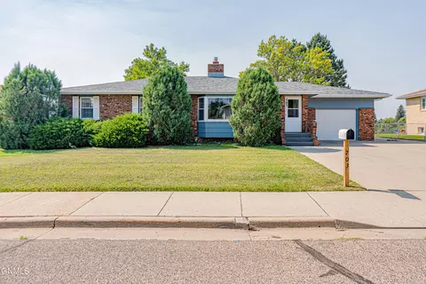 703 Johns Dr, Mandan, ND 58554 photo 1