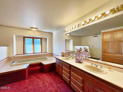 3015 11th Ave E, Williston, ND 58801 photo 51