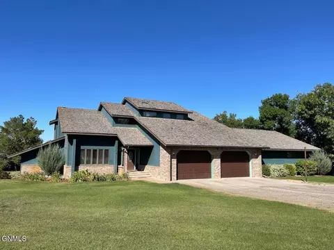 3015 11th Ave E, Williston, ND 58801 photo 2