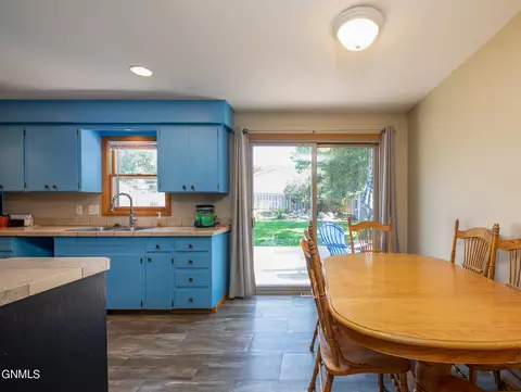 2011 Marian Dr, Bismarck, ND 58501 photo 3