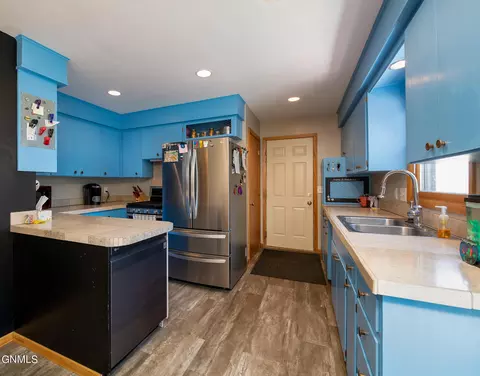 2011 Marian Dr, Bismarck, ND 58501 photo 6
