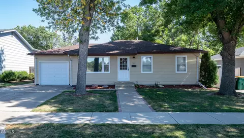 2011 Marian Dr, Bismarck, ND 58501 photo 1