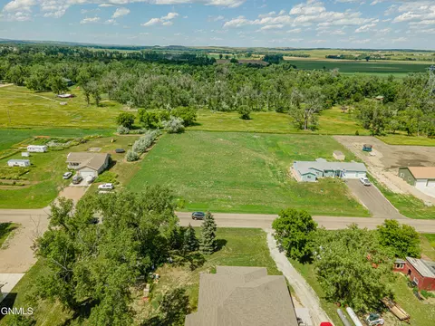 5522 Olive Tree Dr, Bismarck, ND 58503