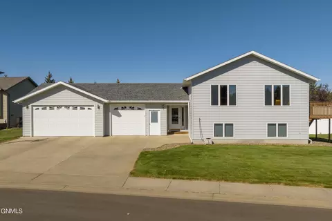 773 13th St E, Dickinson, ND 58601 photo 1