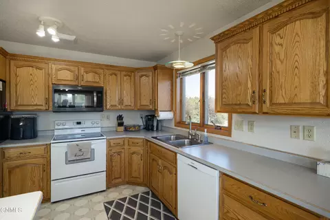 773 13th St E, Dickinson, ND 58601 photo 13
