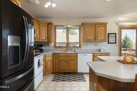 773 13th St E, Dickinson, ND 58601 photo 12