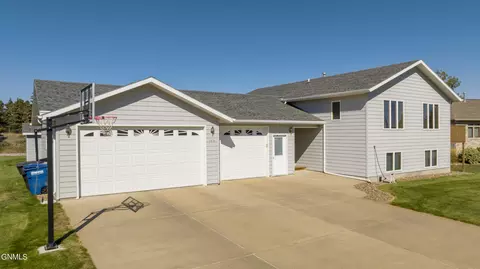 773 13th St E, Dickinson, ND 58601 photo 3
