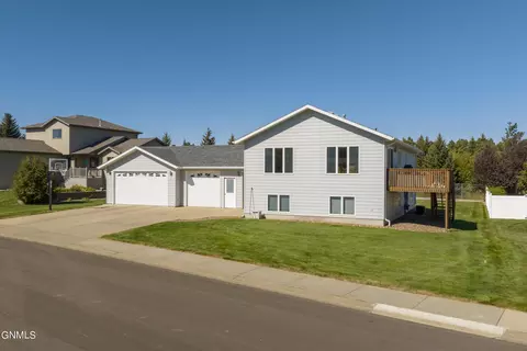 773 13th St E, Dickinson, ND 58601 photo 2