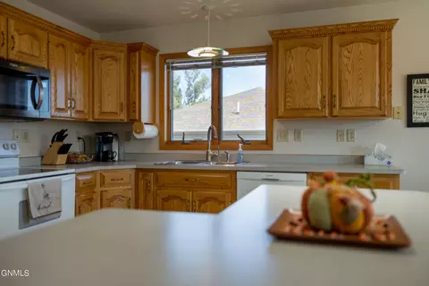 773 13th St E, Dickinson, ND 58601 photo 14