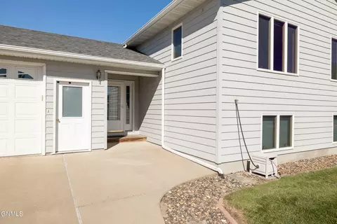773 13th St E, Dickinson, ND 58601 photo 4