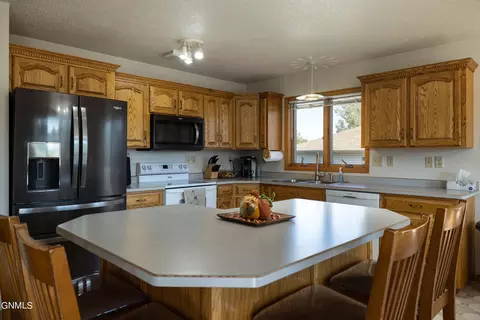 773 13th St E, Dickinson, ND 58601 photo 11